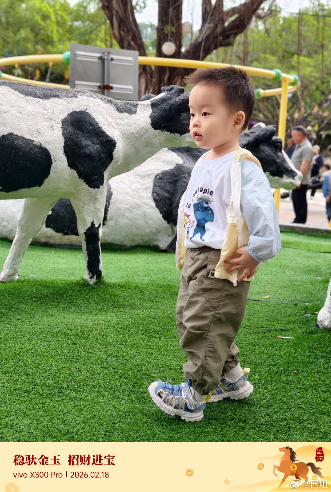 认真钓虾的姐姐，玩的飞起的弟弟，还有很开心的小姐俩，这两天的情绪价值都是她俩给的