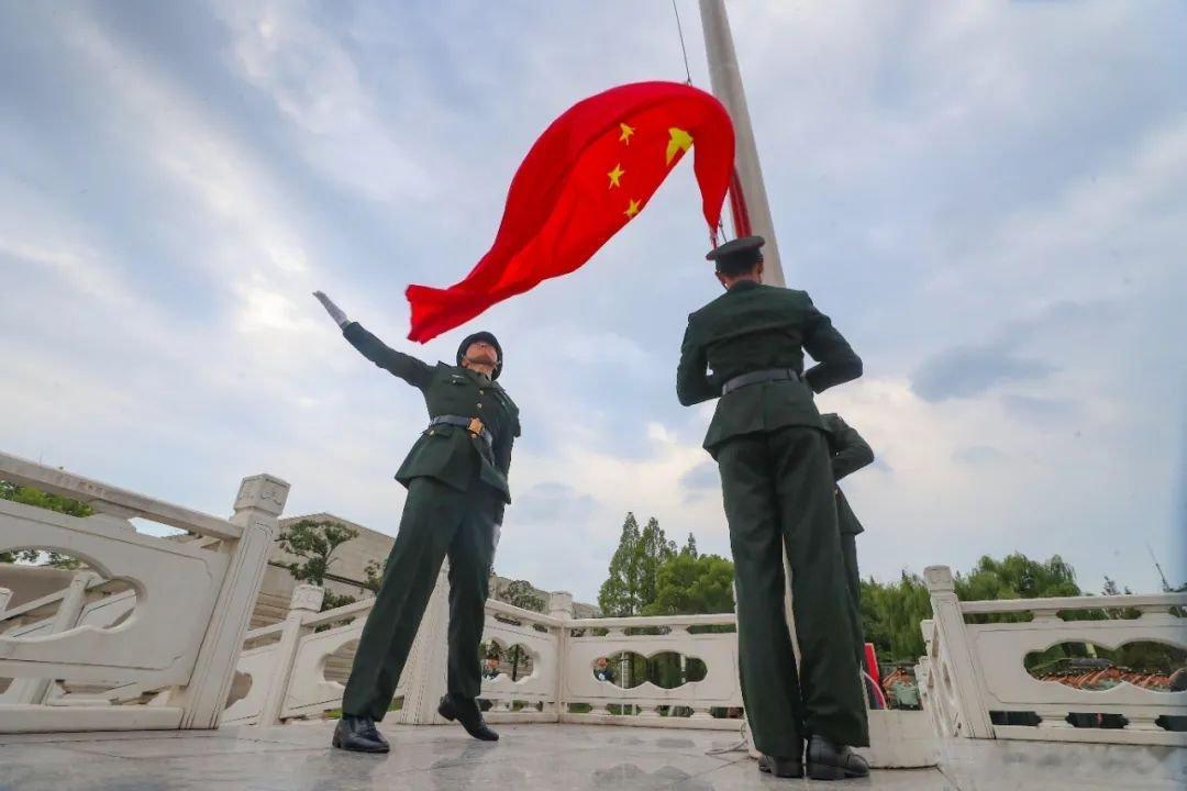 #前线熄灯号[超话]##军营晚点名##人民前线##国庆节# 国旗飘扬振人心，砥砺