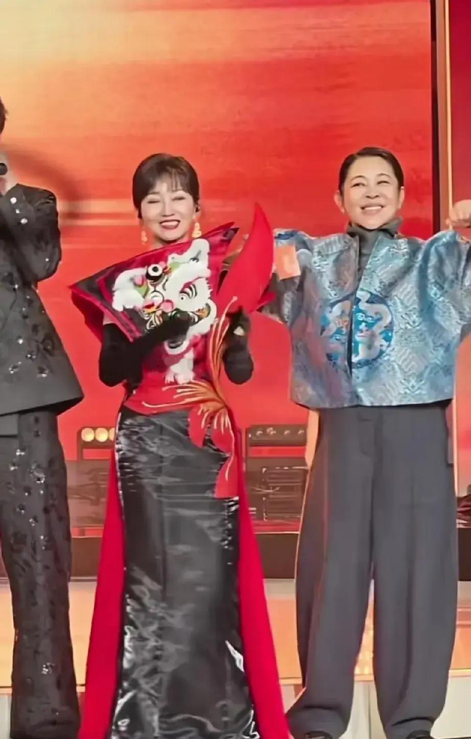 跨年晚会，倪萍素裙登台，赵雅芝惊艳依旧。
这哪是晚会，分明是两代女星的“生死状”