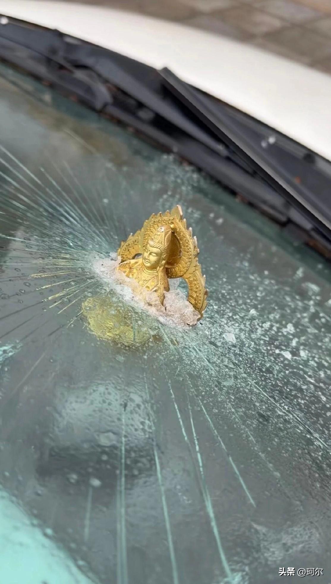 迅速拿掉！
果然前控台不能乱摆放装饰品，今天看到规划群有人分享的这个图，如果长时