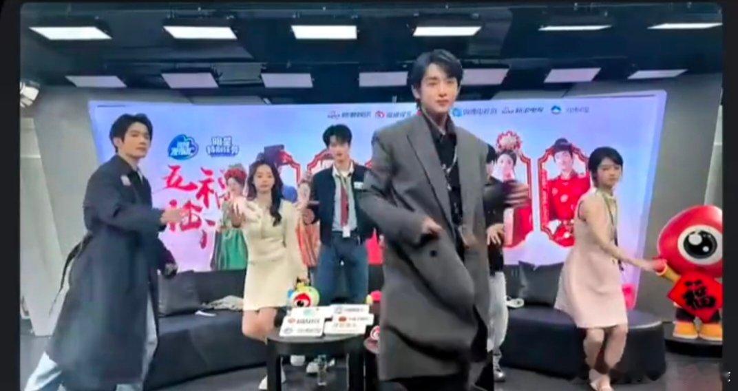 五福临门直播全员跳肯恰那  电视剧五福临门 五福临门剧组全员齐跳舞，简直是今日份