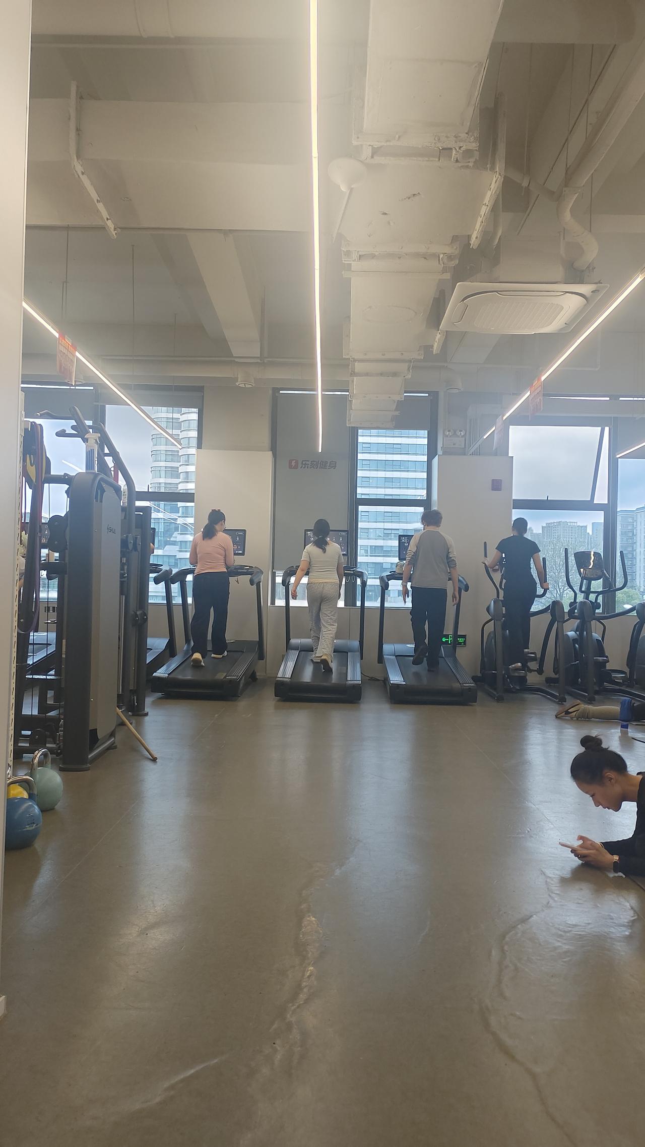 健康的睡眠对人有多重要?
很多人网上睡不着，是因为睡前脑子动太多，身体动太少。