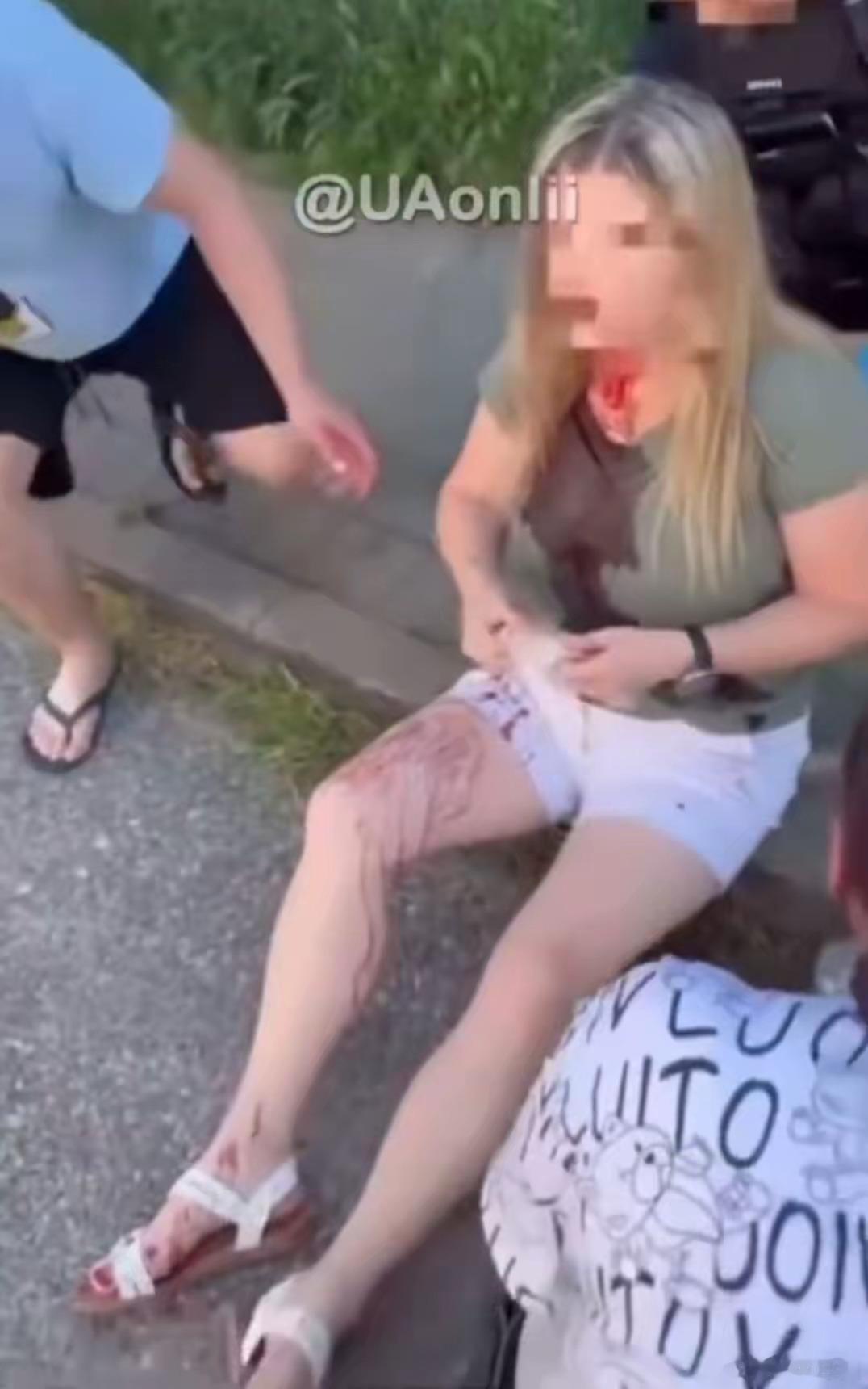 波兰港口城市格丁尼亚，一位乌克兰女子用乌克兰语接听电话时，一名七八十岁的白发波兰