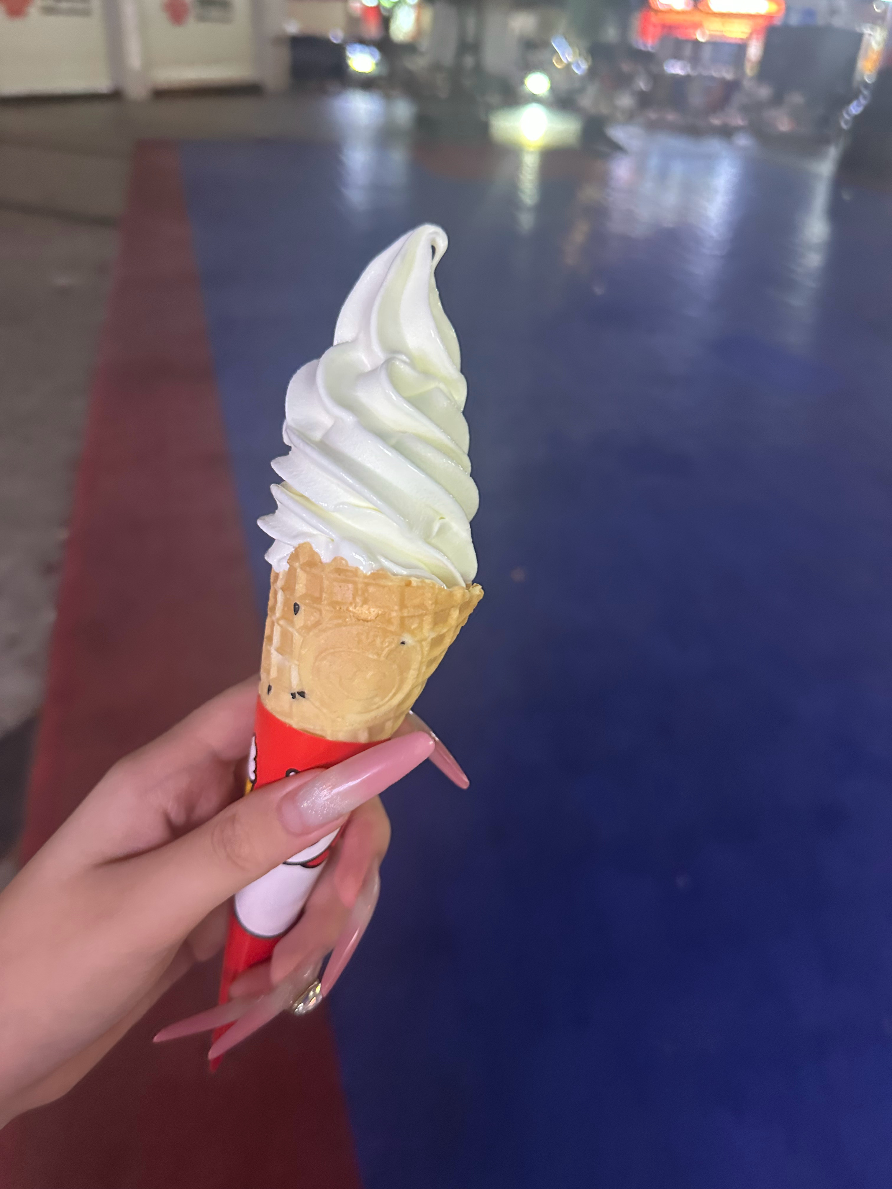 蜜雪员工真好 送了我一根冰淇凌