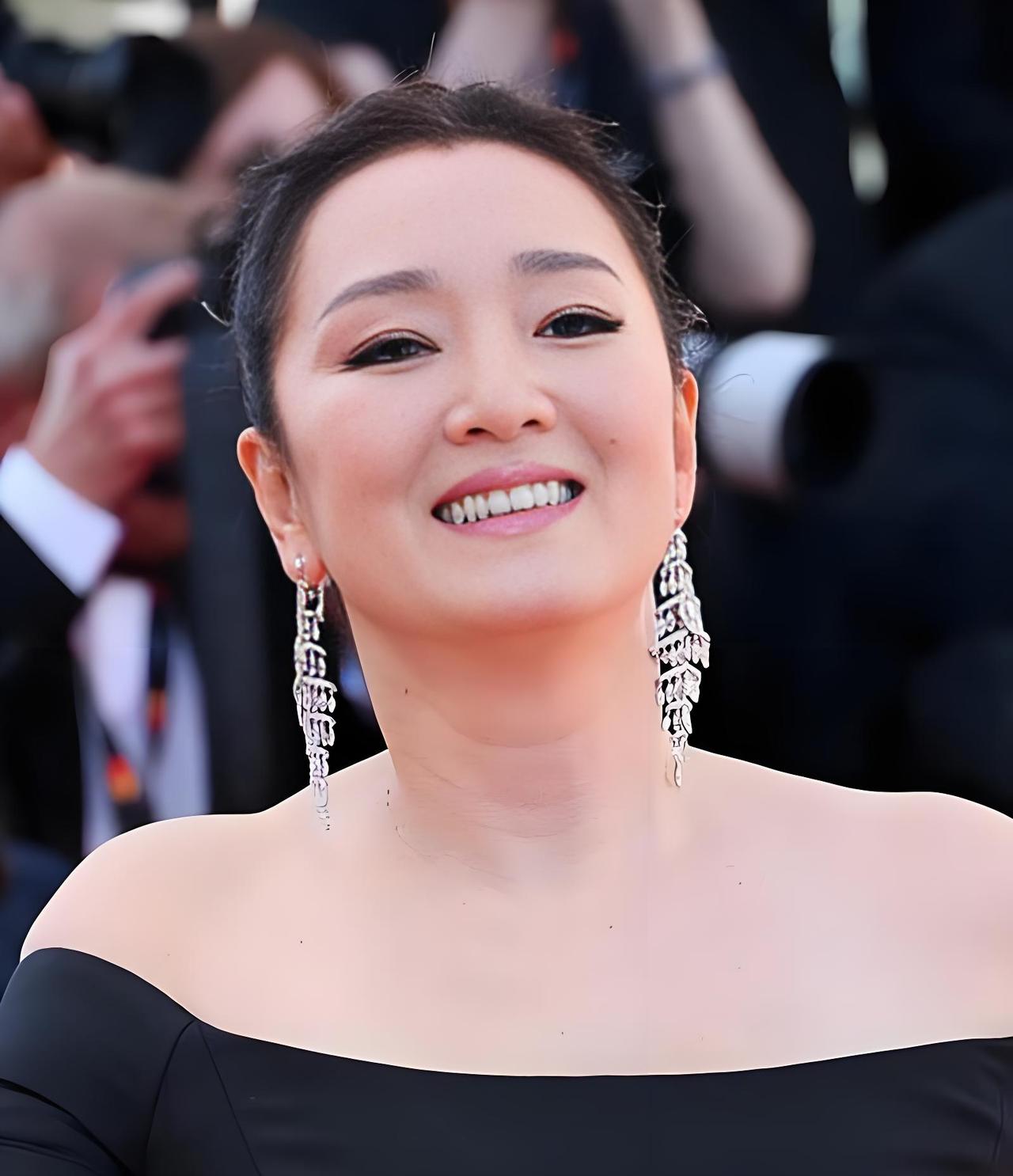 巩俐最狠的角色是九儿、秋菊还是菊仙？要我说，是2026年戛纳舞台上那个用中文喊出