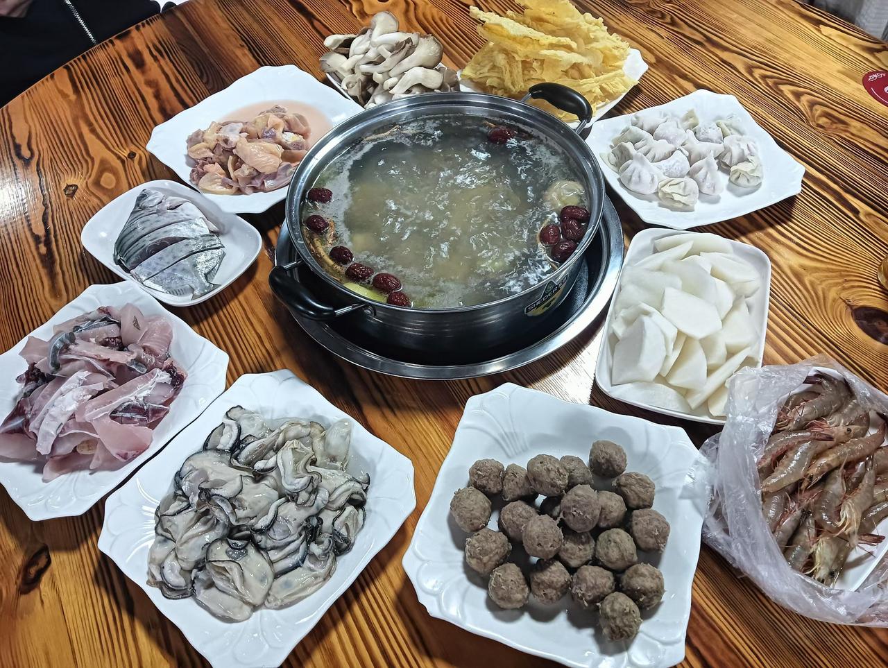 只是广东人打边炉都是清汤为主，外地人吃的打火锅就是香辣，麻辣，特辣为重。云贵川，