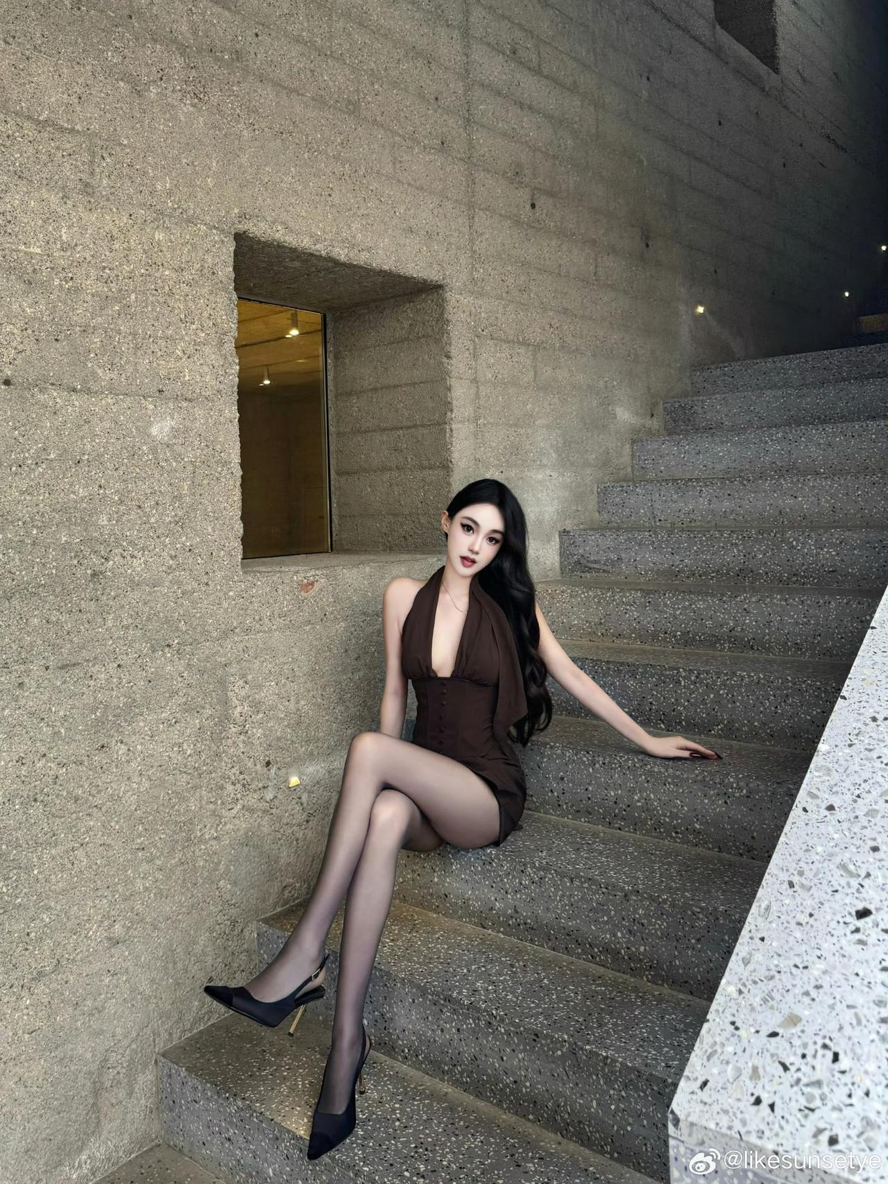 优雅黑裙坐楼梯，都市风韵尽显！