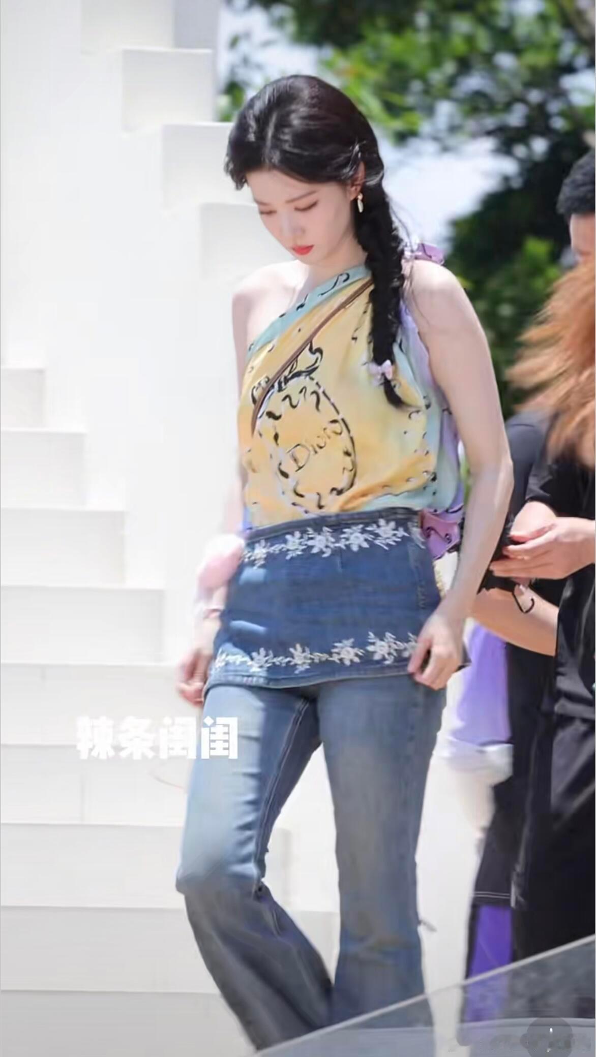 现在就出发能不能明天就播 看路透里大家在民俗表演前围观、跳舞，那种沉浸式的户外团