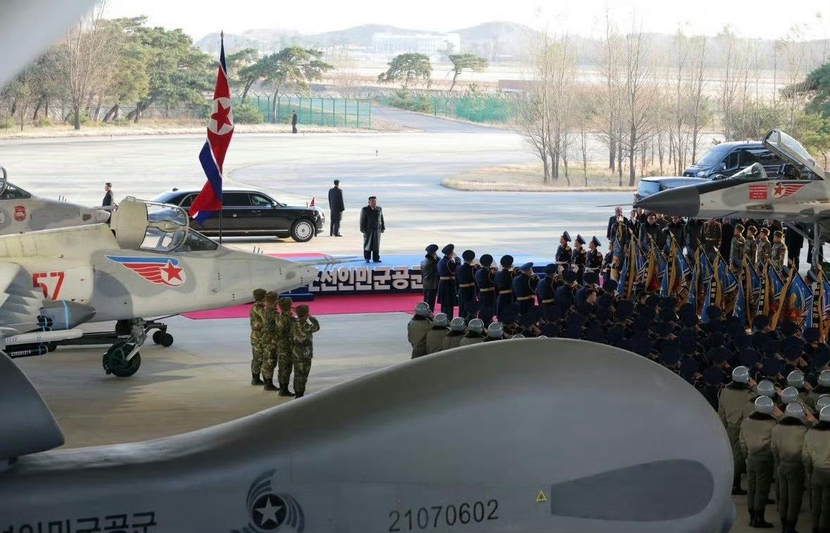 金正恩出席朝鲜空军成立80周年纪念活动朝鲜空军节，人民军在元山机场专机机库内集中