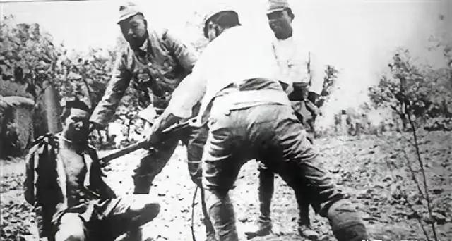 1944年，日军“咣当”一生打开牢门。突然，翻译对9名被折磨到浑身是血是八路军说