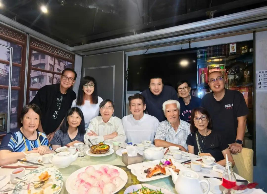 70岁米雪与好友聚餐，状态好到像吃了防腐剂，高雄夫妇罕见同框…… ​​​