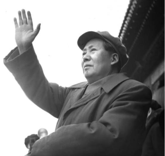 在1976年审阅中央政治局会议参会名单时，毛主席为何特别交代不要约苏振华参加？