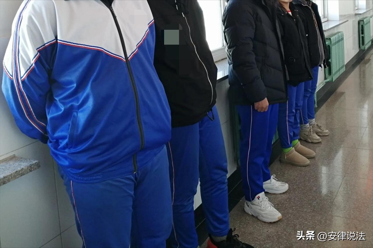 安徽，高中老师上晚自习时，让5名没有完成作业的学生站在教室后排补作业，什么时间补