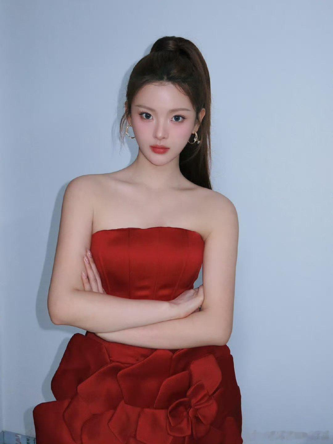 杨超越红裙高马尾杨超越红色抹胸裙杨超越红裙高马尾，太美了 ​​​