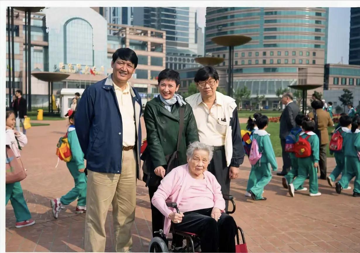 施南生跟娘家人的关系其实一直都很好的， 婚前跟父母兄弟走得近，婚后也经常去聚会，