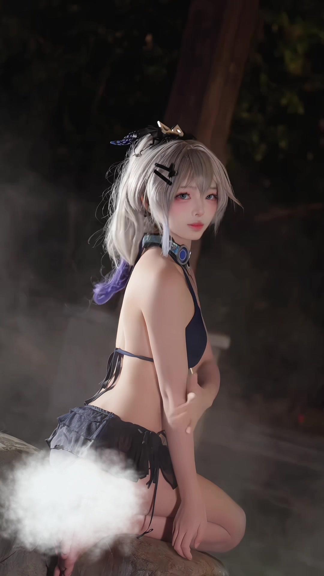 银狼温泉照也太绝了！🌿银狼穿温泉装真的戳中我了！蓝色比基尼外搭白色纱...