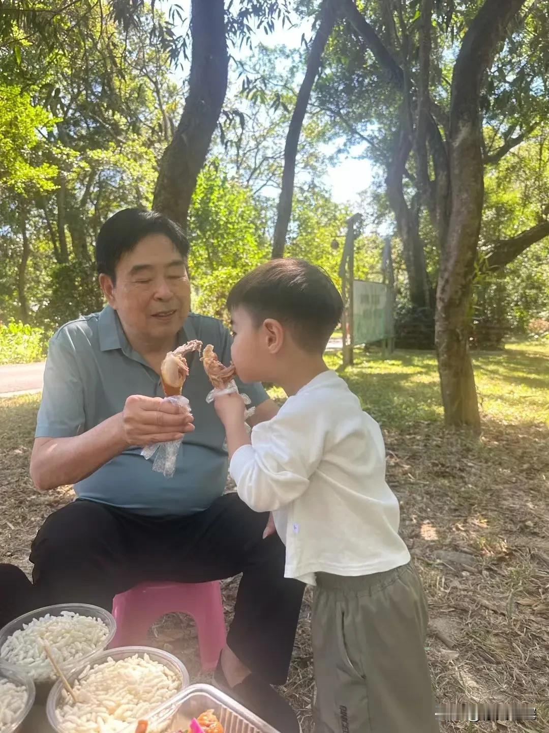 #秋日生活打卡#带上家人野炊。喝喝咸茶，惬意