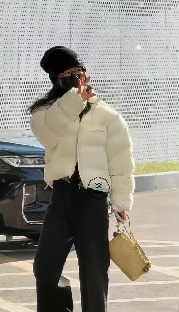 杨紫带着piupiu一起现身北京机场，即将进组《玉兰花开君再来》期待董竹君啦！海