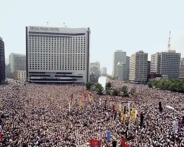 韩国真的不适合生活？繁华首尔背后，普通人为何越来越累！

高楼林立、商圈繁华、电