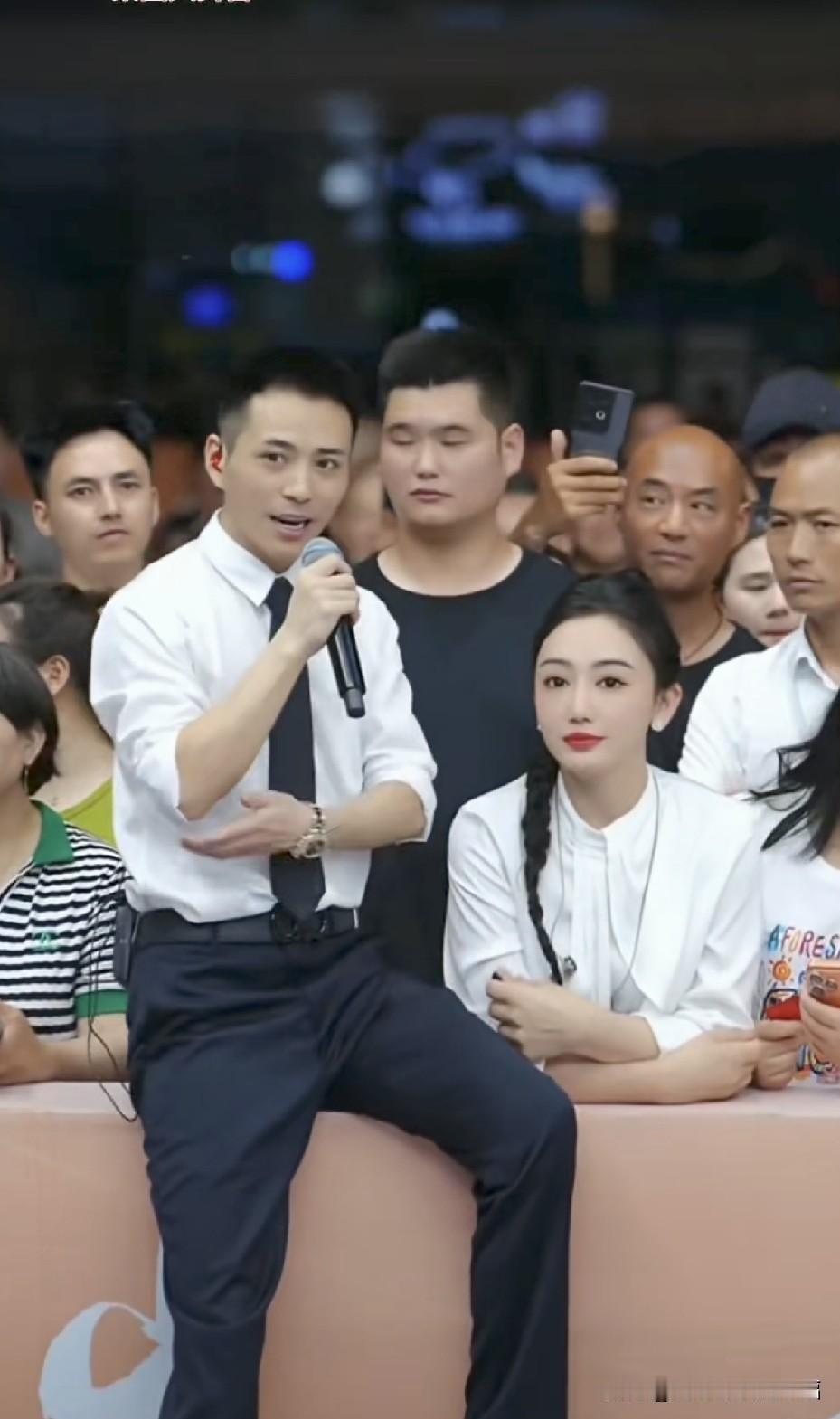 索图暂时绝不会复婚，索图的成功一大半归功于他帅气的外表，中年单身的索图浑身散发着