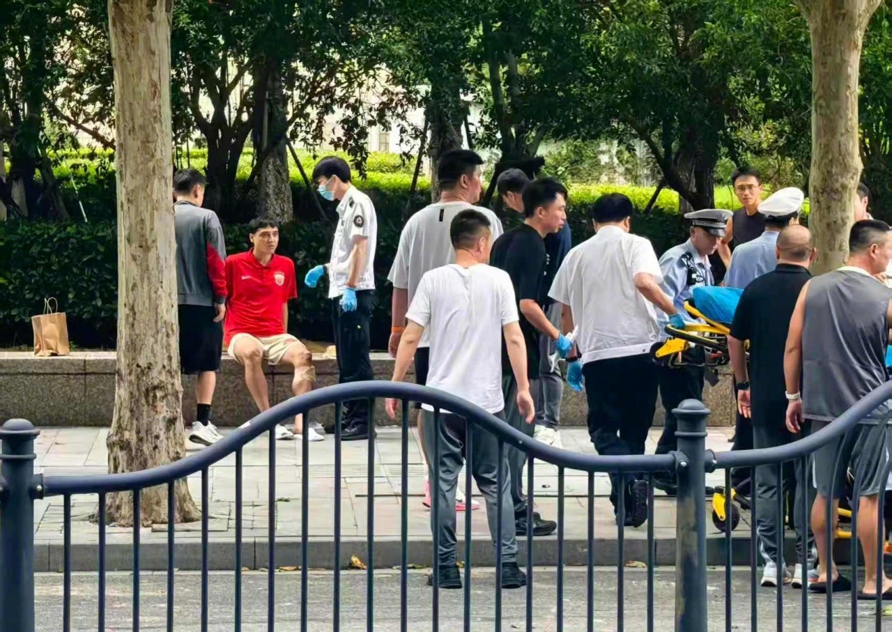 据《东方体育日报》刘闻超消息，海港俱乐部确认，吾米提江被4S店员工驾驶试驾车操作