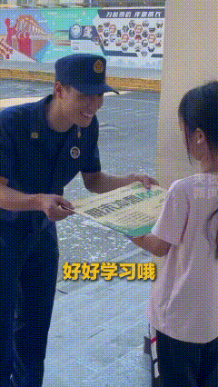 湖北宜昌，一女孩家中失火作业被烧，消防员得知是写完的作业后，贴心送上新试卷，消防