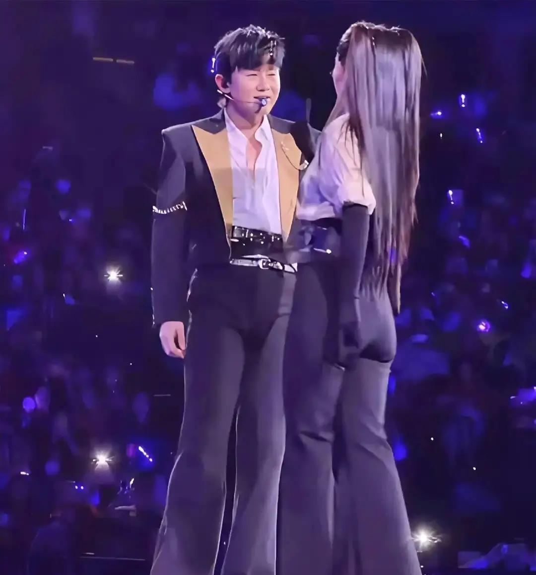 裤子崩成热搜第一
 
昨晚张杰谢娜同台跳舞，同款高腰阔腿裤把臀线勒得清清楚楚。镜