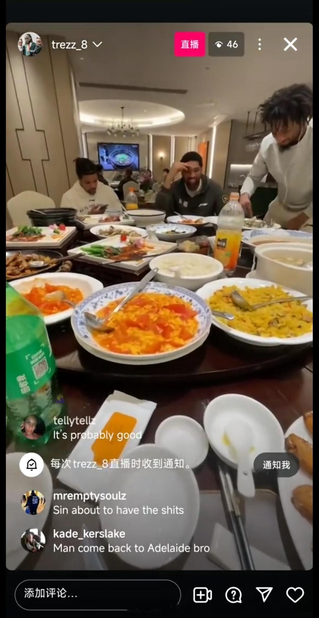 昨晚哈雷尔首秀后开直播，外援们一桌吃宵夜。哈雷尔cba首秀新疆男篮 ​​​
