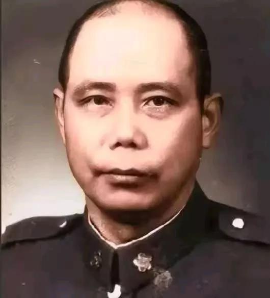 1955年，74军副军长余程万在香港意外遇害，女儿在收拾余程万的遗物时，在他日记
