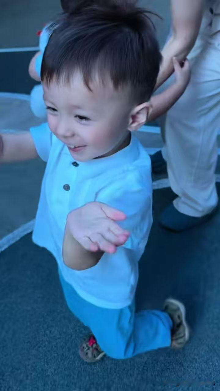 叶海洋家的欧文和欧森一大早兴奋的蹦蹦跳跳去幼儿园，哥哥太阳光了，老师看到欧文都被