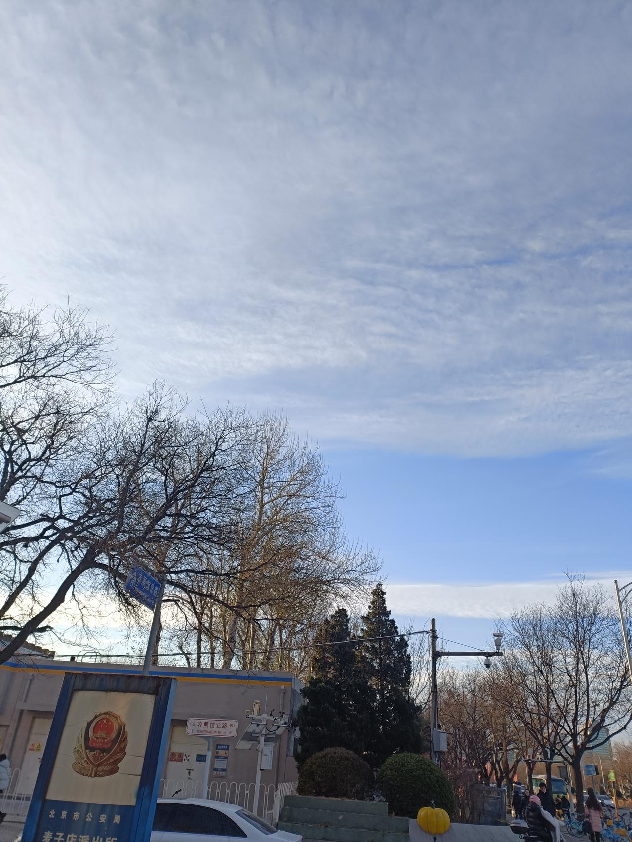 晒图笔记大赛晒晒今天的天空，蓝天白云，宁静安祥