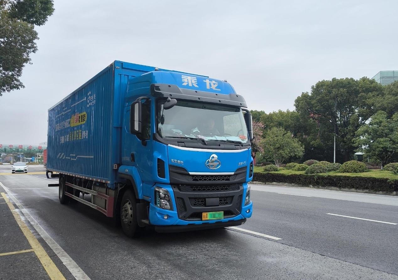 乘龙H5纯电大单桥卡车，采用了先进的ASIL-C级整车控制策略，运用深度能量流管