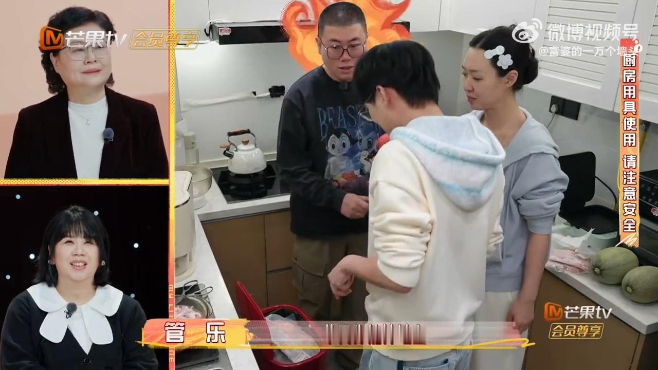 李飞做饭菜刀鸡爪乱飞我家那小子李飞做饭名场面，前一秒被夸靠谱，下一秒菜刀落地，鸡