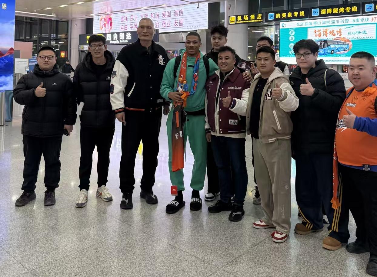 一身绿装的山东高速男篮小外援约翰逊来了！今晚转道深圳赶到济南，与之前抵达山东的琼