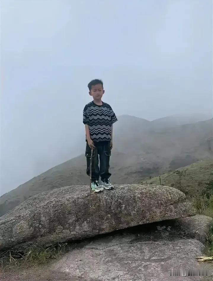 8岁男童在福建石谷解登山失联已超40天，搜救行动仍未放弃，家属坚信科学力量。
自