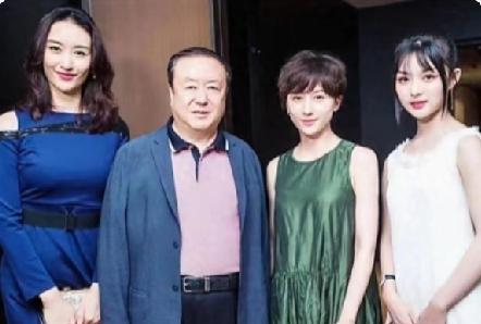 64岁当爸，尤小刚这波操作真让人意外。
三婚才得俩儿子，前两段婚姻都没动静。
人