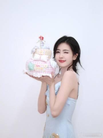 白鹿捧着蛋糕wink白鹿好美萌的蛋糕白鹿捧着蛋糕对着镜头wink，甜度直接拉满！