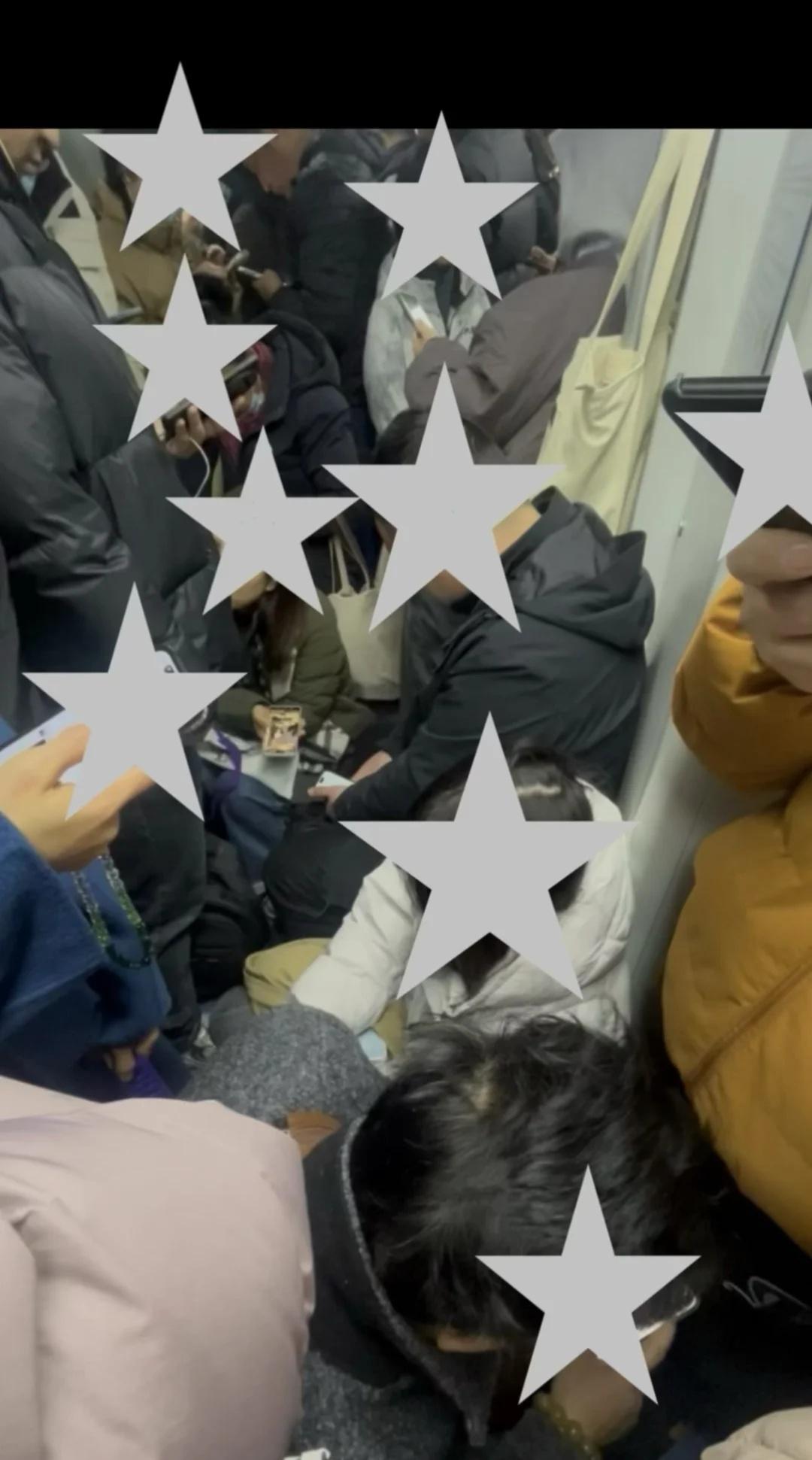 第一次看到这么多人坐小板凳
不介意坐小板凳补觉，但是非常生气坐着玩手机，后面很多