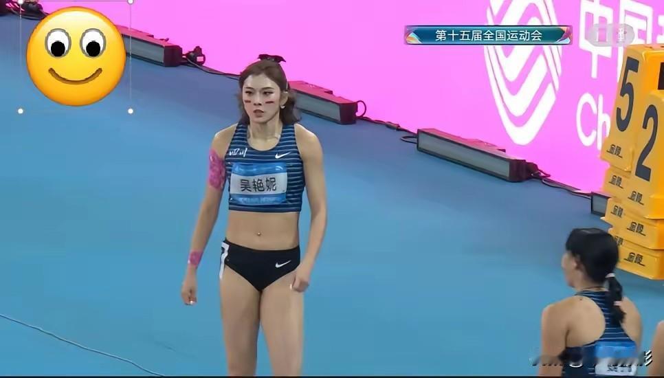 刘景扬获得全运会女子100栏冠军，吴艳妮获得亚军。吴艳妮脸色太难看了，标志性的动