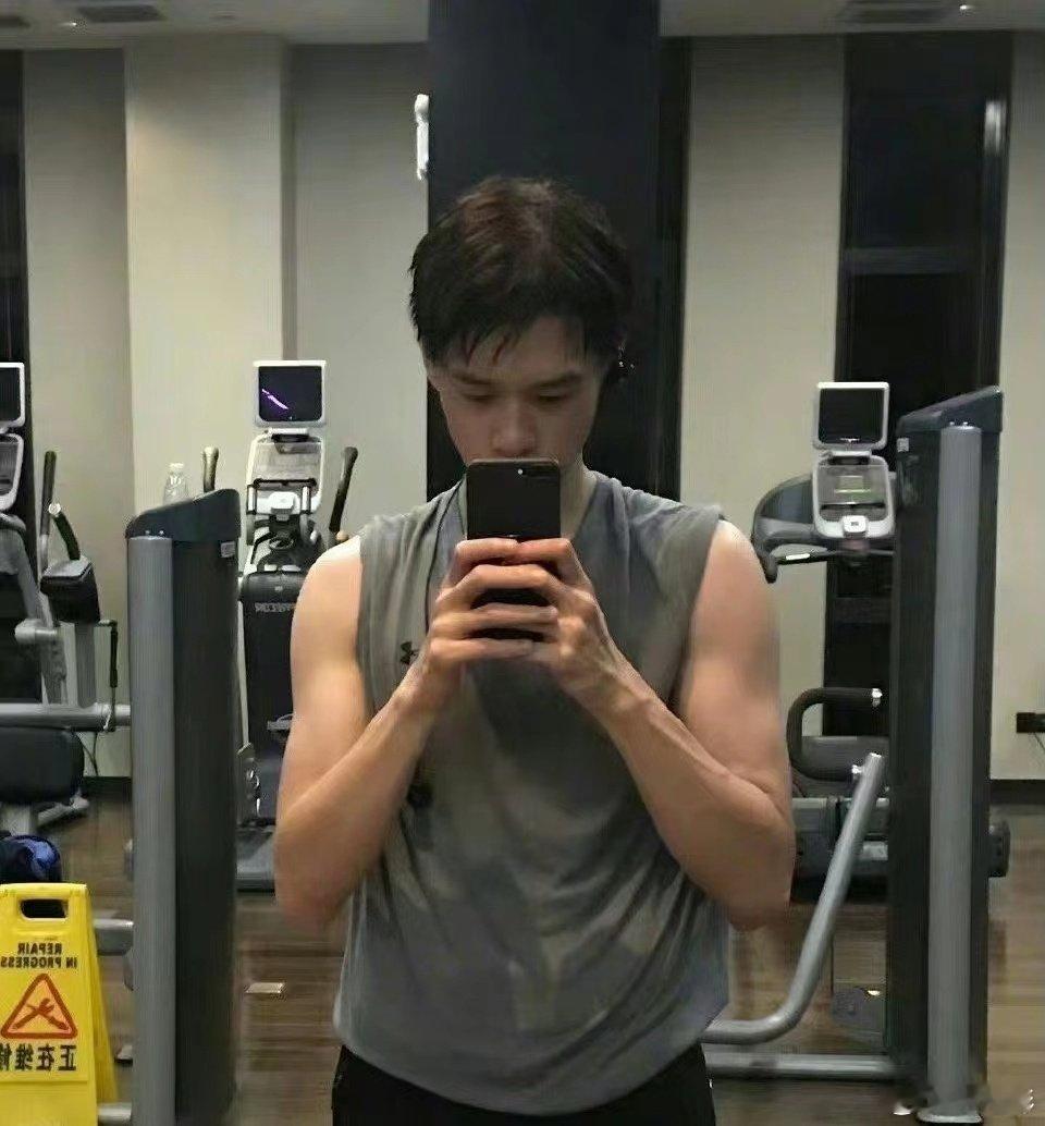 魏大勋汪铎减肥一个比一个狠这自律性直接跪了！魏大勋过午不食忍美食，汪铎 23 小