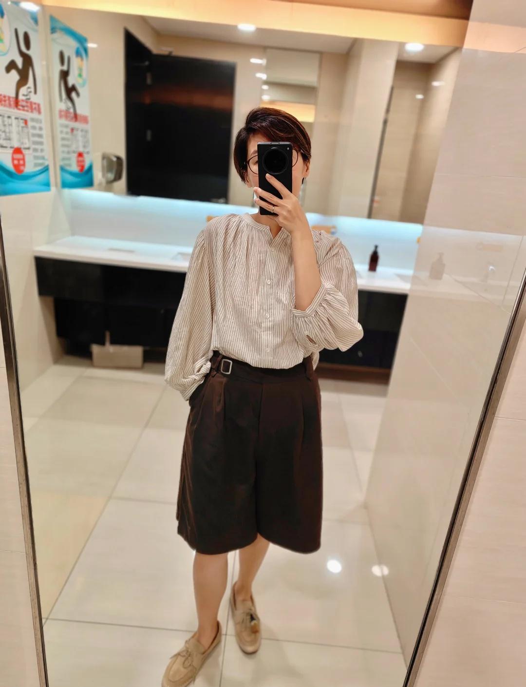 Ootd‖条纹灯笼袖衬衫
夏季下雨天 中裤正正好
	
今天穿什么上班 职场打工人