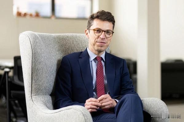 美国麻省理工学院的一名教授在波士顿附近的家中遭致命枪击，当局周二表示，他们已展开