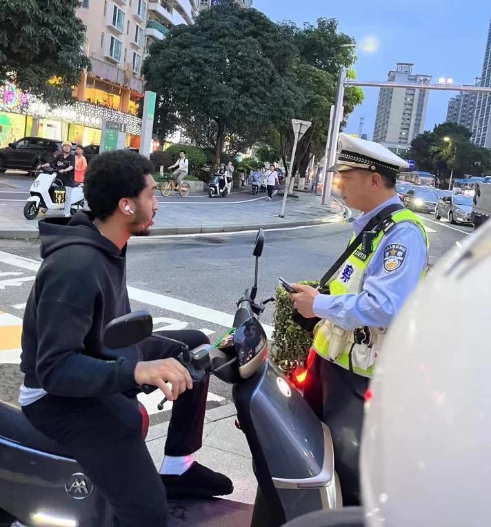 沃特斯这回没得跑了吧？既然不戴头盔，不戴头盔就要罚款50块钱，如果下次再不戴头盔