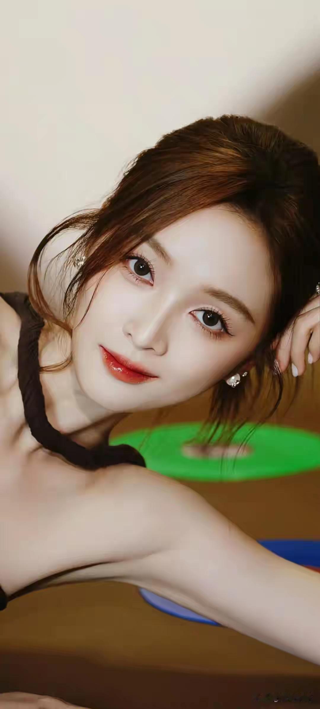 温柔眼波流转，红唇轻启，甜美可人。温婉眸光 深发红唇