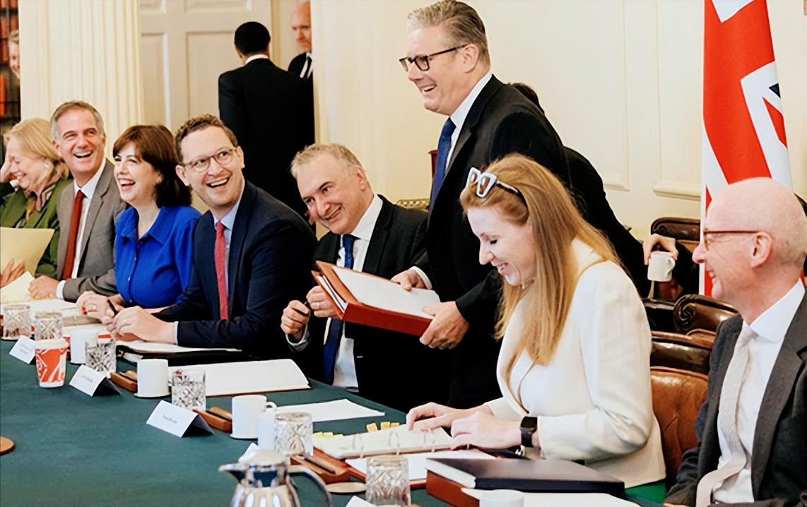 英国首相斯塔默这是要凉了？短短三天时间，他手下最核心的三个大官接连辞职跑路，连英