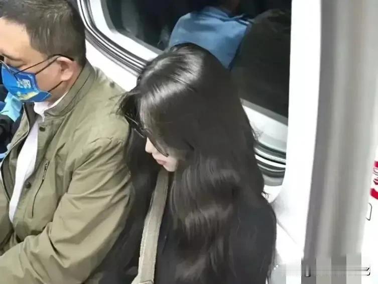 上地铁一下就被这位小姐姐的头发吸引住了，这乌黑的秀发真的是让我羡慕