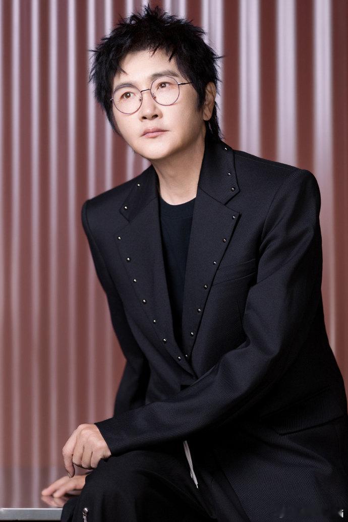 孙楠孙楠只需轻轻发力孙楠杀死比赛舞台氛围感直接拉满，孙楠从容演唱，情绪层层递进，