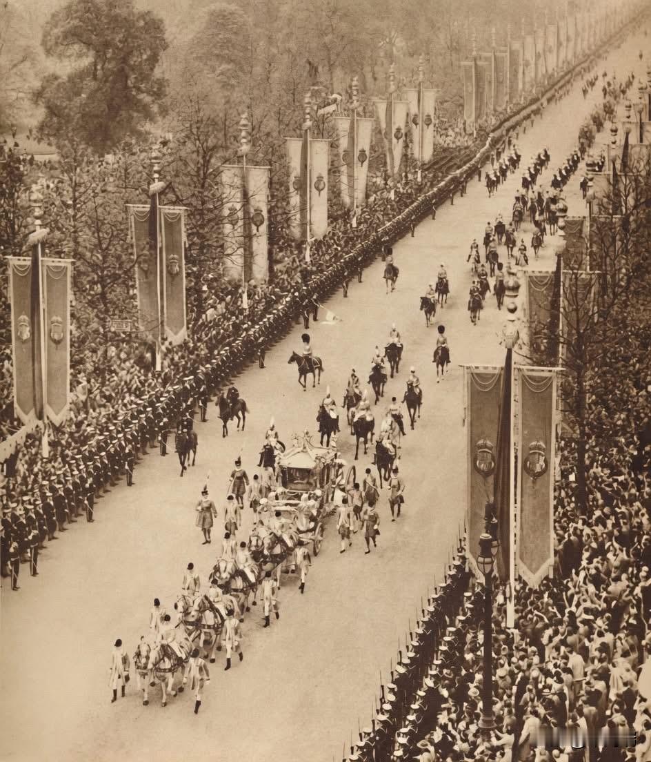 1937年5月12日，在加冕游行队伍中，载着乔治六世国王与伊丽莎白王后的“黄金马