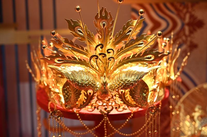 12月13日，千万粉丝博主张凯毅在自办的免费展览中，其丈夫亲手打造的4斤黄金凤冠