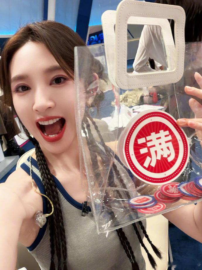 唐艺昕终于第一次吃到了公家的火锅唐艺昕圆满的放假啦唐艺昕终于第一次吃到了公家的火